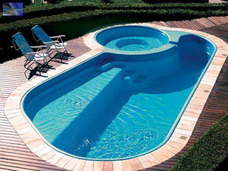 29. Piscina de fibra com dois níveis circulares