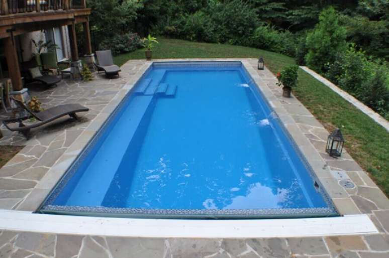 38. Piscina de fibra com escada e degrau para descansar