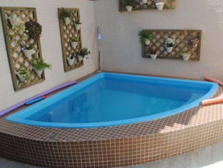 4. Piscina de fibra de canto é perfeita para pequenos espaços