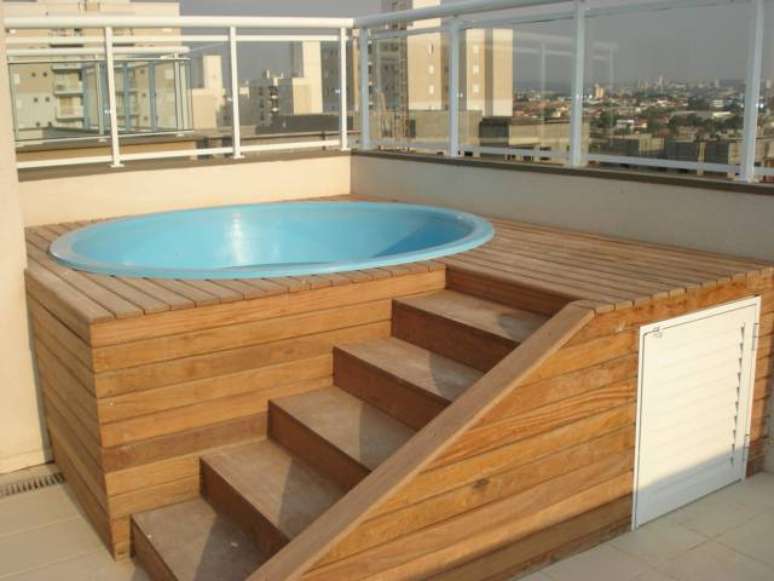 25. Piscina de fibra circular com deck, perfeita para apartamentos