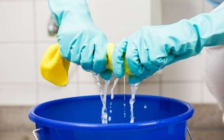 32 – É preciso tomar algumas precauções antes de lidar com produtos de limpeza para não prejudicar a sua saúde. Utilize sempre as luvas na hora da limpeza.
