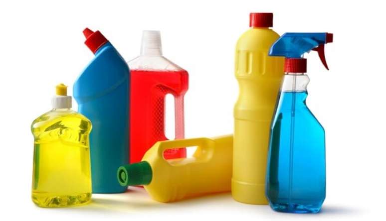 21- Produtos de limpeza caseiro reutilizam embalagens.