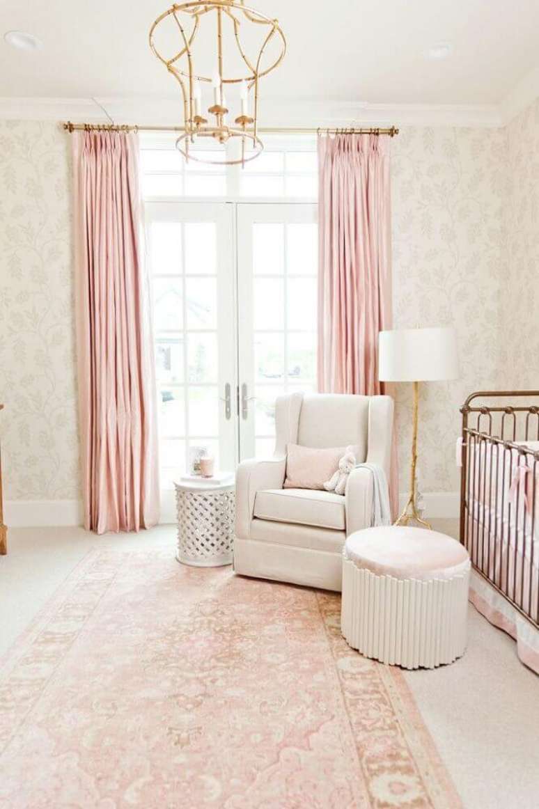 7. Decoração para quarto de bebê em tons de rosa e cor bege claro.