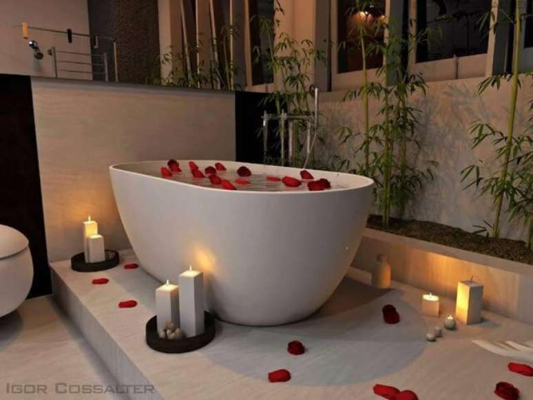 18. Sala de banho com ofur&ocirc; branco. Projeto de Igor Eduardo