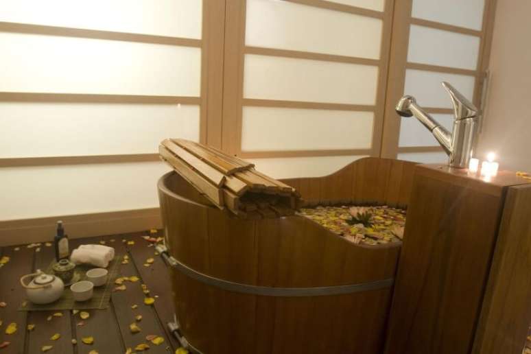 6. Sala de banho com ofur&ocirc; de madeira. Projeto de Larissa