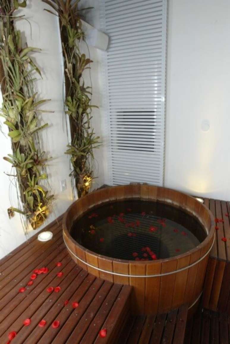 12. Ofur&ocirc; com deck de madeira. Projeto de Ana Meirelles