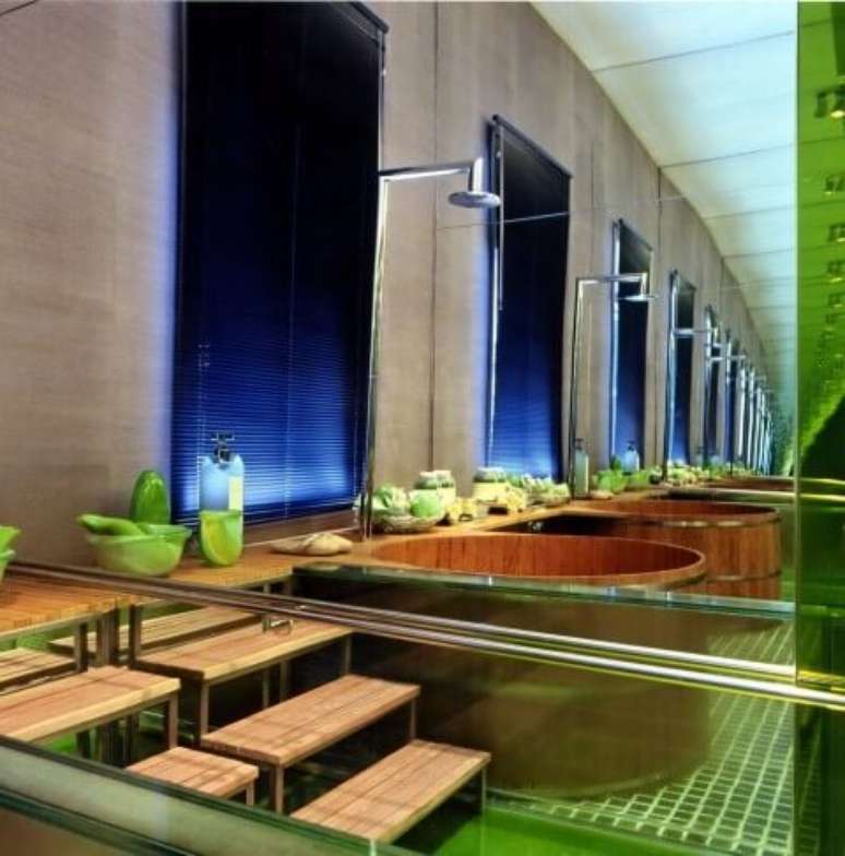 9. Sala de banho com ducha em cima do ofur&ocirc;. Projeto de Brunete Fraccaroli