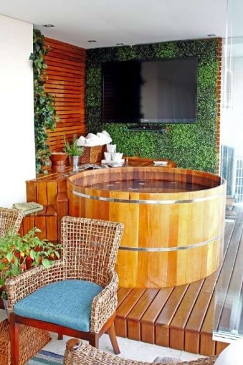 4. Sala de banho em &aacute;rea externa com ofur&ocirc; tradicional. Projeto de M&aacute;rcia &Aacute;caro