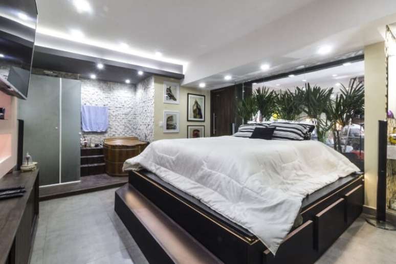 33. Su&iacute;te com ofur&ocirc; dentro do quarto. Projeto de Andr&eacute; Freitas