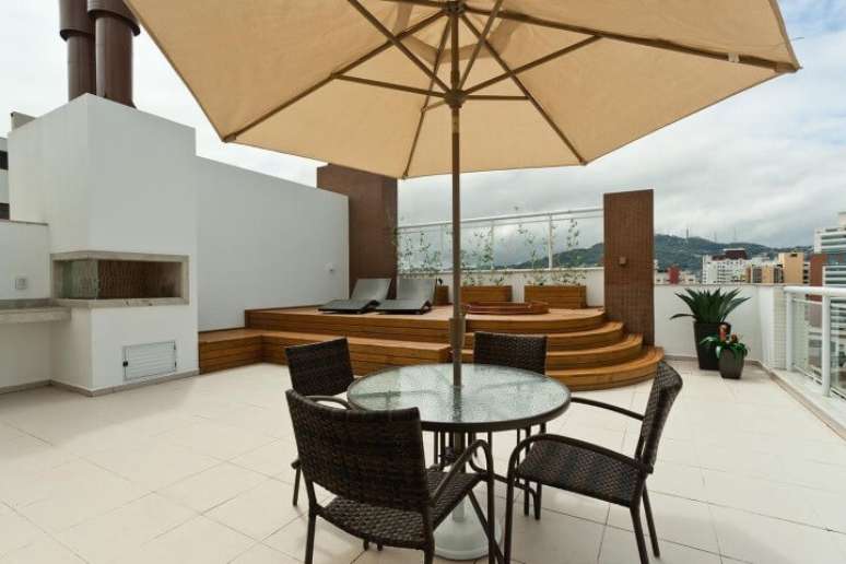 25. Terra&ccedil;o com ofur&ocirc; embutido em deck. Projeto de Juliana Pippi