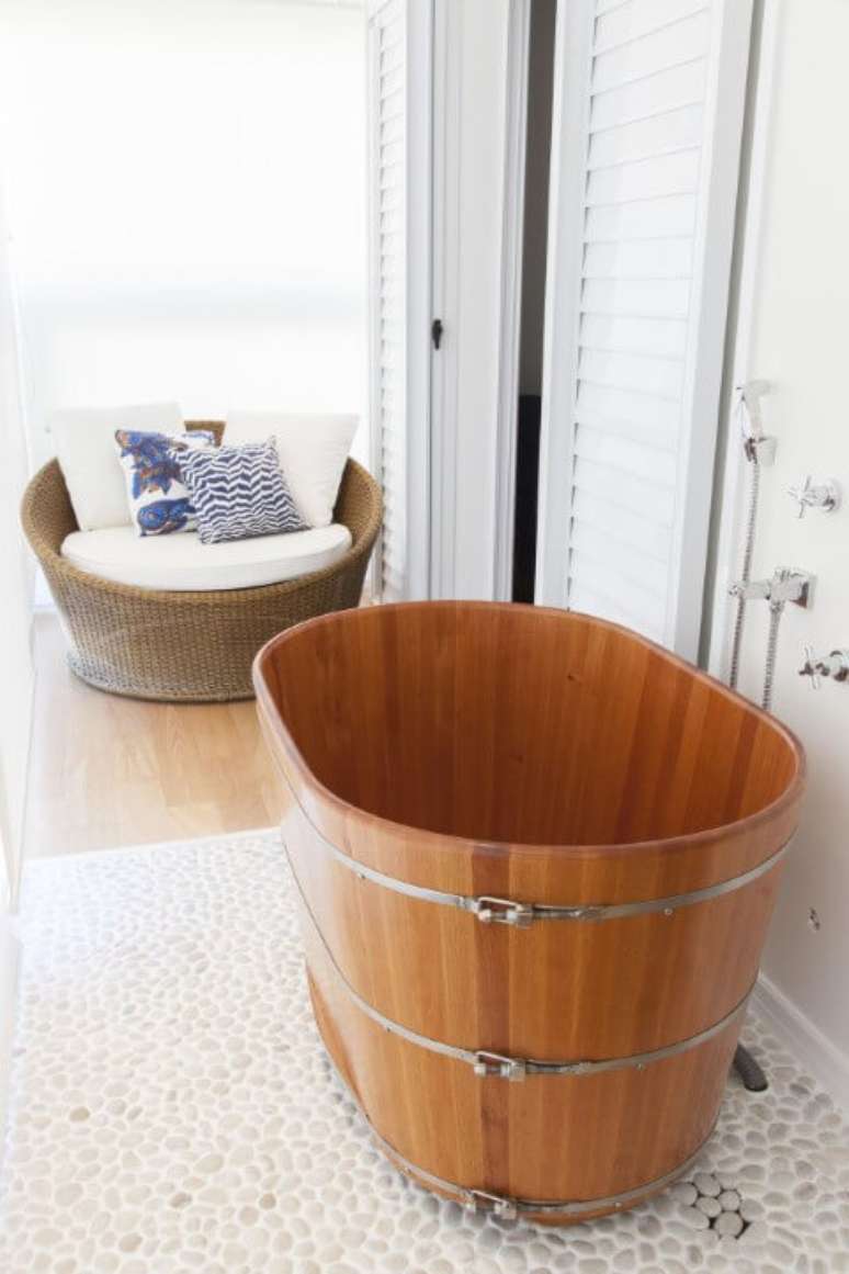 28. Varanda com ch&atilde;o de pedra e ofur&ocirc; de madeira. Projeto de Tikkanen Arquitetura