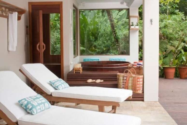 27. Varanda com ofur&ocirc; de madeira. Projeto de Marilia Veiga