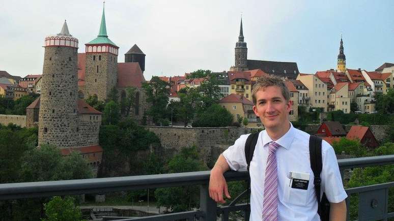 Sheppard durante trabalho mission&aacute;rio em 2011, na Alemanha: Ele afirma que teve de responder a perguntas durante seis horas