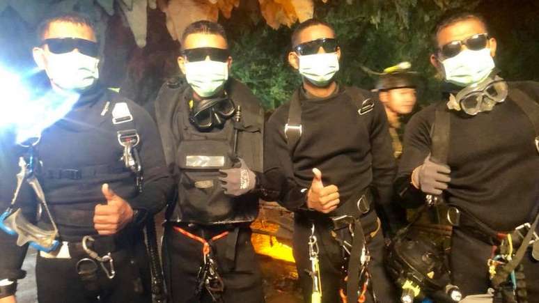 Os últimos a deixar a caverna foram três mergulhadores e um médico, todos membros das forças especiais da Marinha tailandesa