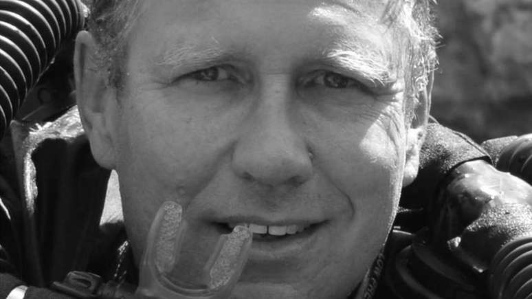 Harris &eacute; reconhecido internacionalmente por seu trabalho como socorrista em cavernas; ele recebeu a triste not&iacute;cia da morte do pai ap&oacute;s o resgate dos meninos na Tail&acirc;ndia