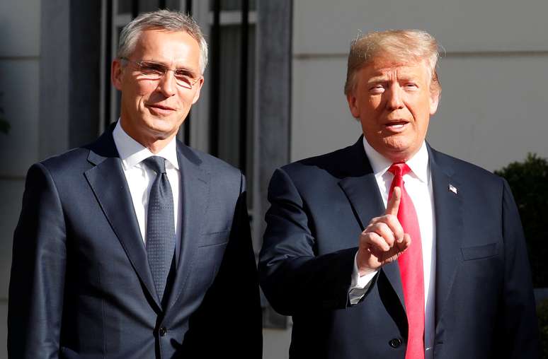 Presidente dos EUA, Donald Trump, e secretário-geral da Otan, Jens Stoltenberg, em Bélgica 11/07/2018 REUTERS/Kevin Lamarque