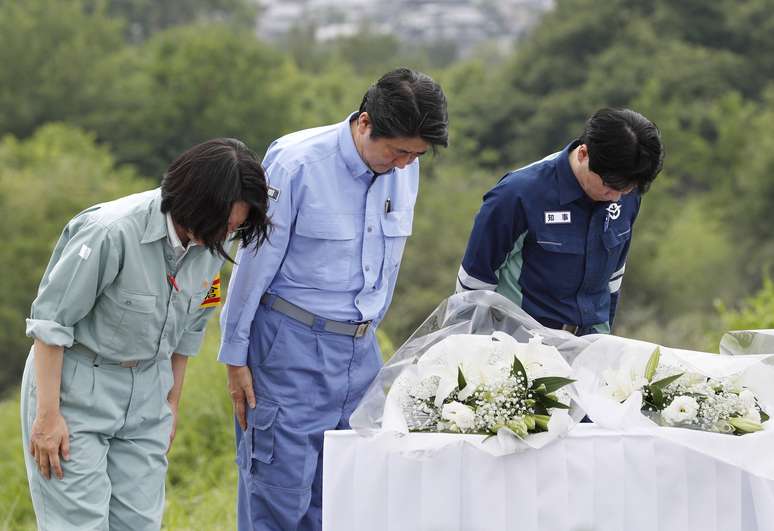 Primeiro-ministro japonês, Shinzo Abe, presta homenagem a vítimas das chuvas em Kurashiki 11/07/2018 Kyodo/via Reuters