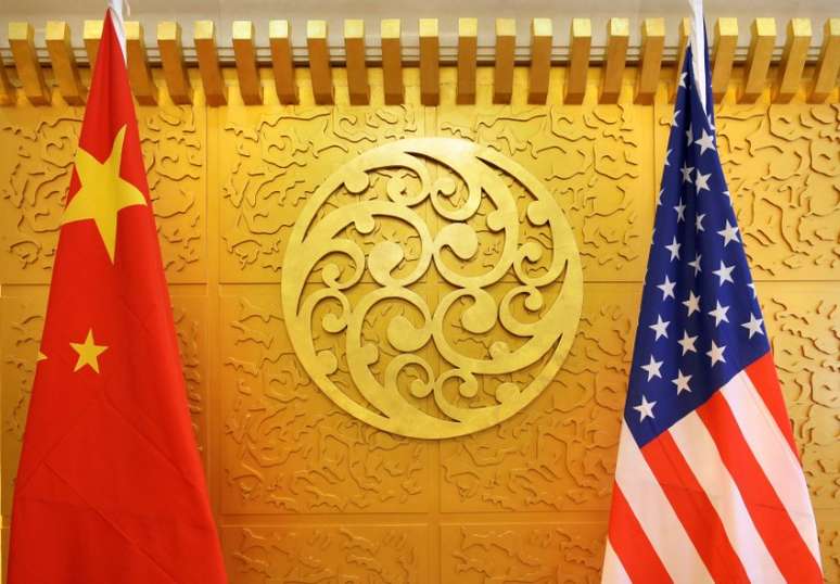 Bandeiras da China e dos Estados Unidos, em Pequim 27/04/2018 REUTERS/Jason Lee
