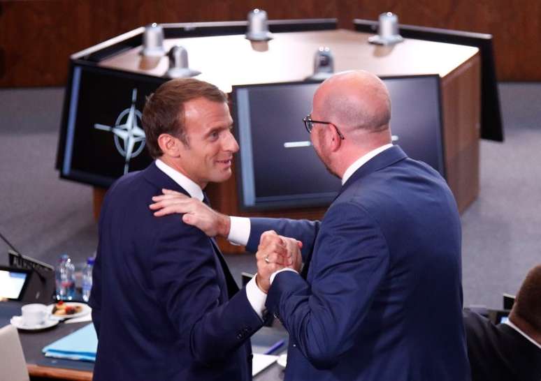 Presidente franc&ecirc;s, Emmanuel Macron, e premi&ecirc; belga, Charles Michel, durante c&uacute;pula da Otan em Bruxelas 