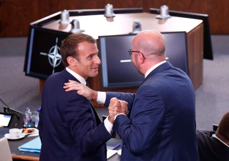 Presidente francês, Emmanuel Macron, e premiê belga, Charles Michel, durante cúpula da Otan em Bruxelas 