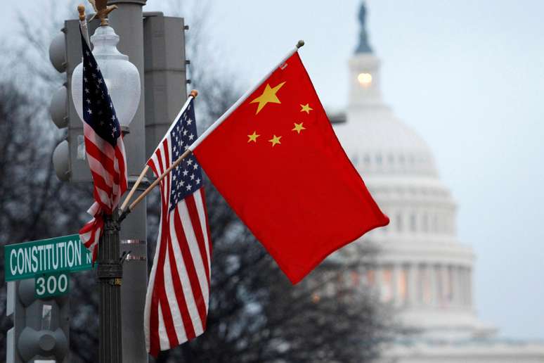 Bandeiras da China e dos Estados Unidos em poste de Washington
18/01/2011 
REUTERS/Hyungwon Kang