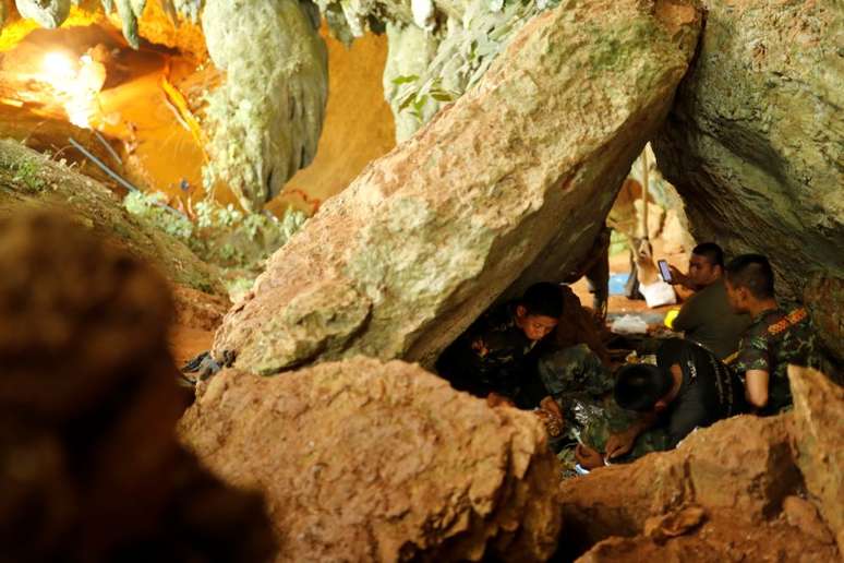 Membros das equipes de resgate descansam no complexo de cavernas de Tham Luang
07/07/2018
REUTERS/Tyrone Siu