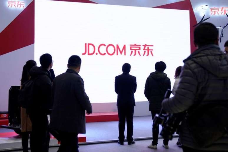Placa da JD.com durante conferência em Wuzhen, na província Zhejiang, na China
04/12/2017
REUTERS/Aly Song