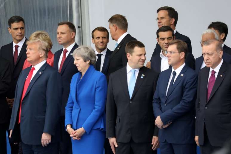 Presidente dos EUA, Donald Trump, ao lado da premiê britânica, Theresa May, posa para foto com outros líderes europeus antes da abertura da reunião da Otan, em Bruxelas
11/07/2018
Ludovic Marin/Pool via REUTERS