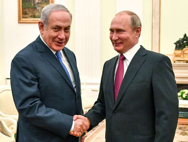 Netanyahu cumprimenta Putin em Moscou
 11/7/2018    Yuri Kadobnov/Divulgação via REUTERS 