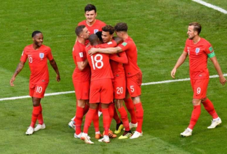 Jogadores da Inglaterra celebram contra a Suécia. Equipe jovem, mas fortalecida (Foto: AFP/ALEXANDER NEMENOV)