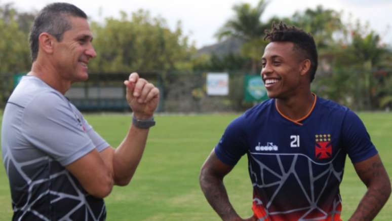 Jorginho conversa com Paulo Vitor em treino do Vasco. Veja a seguir a galeria especial do LANCE! com outras imagens