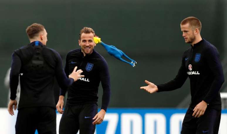 Descontração em treino da Inglaterra, com Dier, Kane e Jones (Foto: Adrian Dennis / AFP)