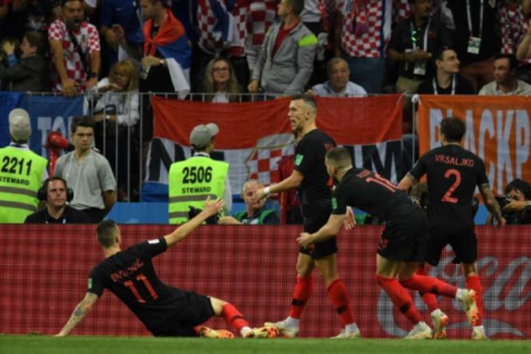 Perisic vibra e é celebrado pelos seus companheiros e a torcida da Croácia logo após marcar o gol de empate de sua seleção, iniciando a reação que levou o o time ao triunfo sobre a Inglaterra e para a final da Copa(centro) AFP