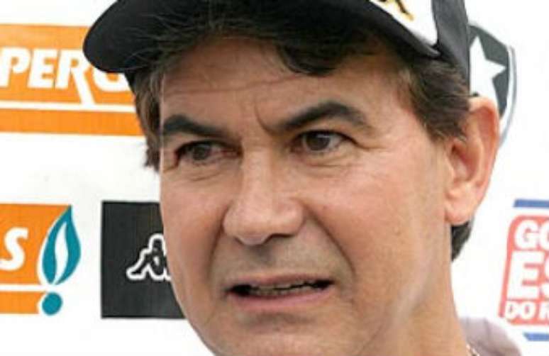 O ex-técnico da Tailândia e ex-jogador do Botafogo Carlos Roberto