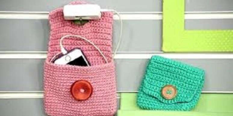 20 – Suportes para celulares de crochê são ótimas opções de lembrancinhas para o dia dos pais.