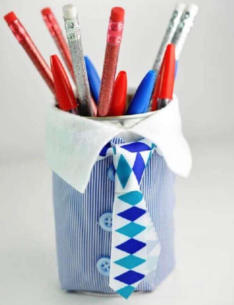 30- Porta lápis feito de latinha e materiais recicláveis como lembrancinhas para o dia dos pais.