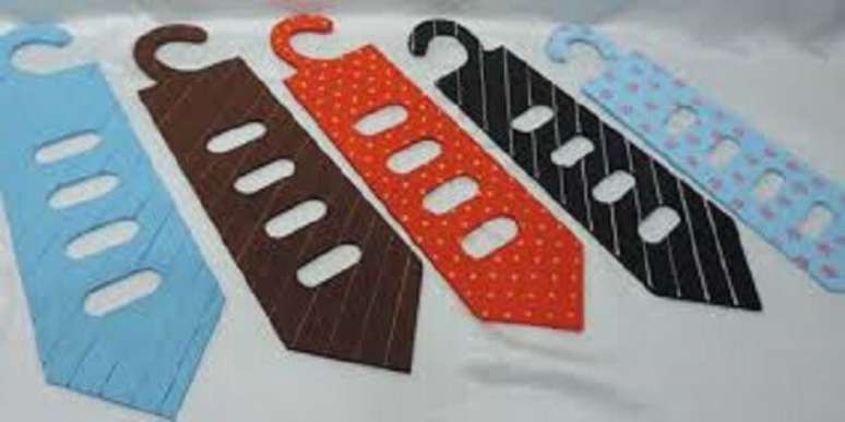 31- Porta gravata pintados a mão em MDF são ótimas lembrancinhas para o dia dos pais.
