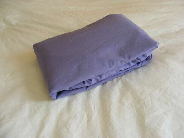 8. Depois de todas as etapas de como dobrar lençol de elástico, basta guardá-lo com as demais roupas de cama