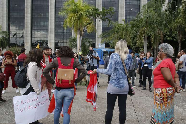 Manifestantes se concentram à frente do prédio da Prefeitura do Rio