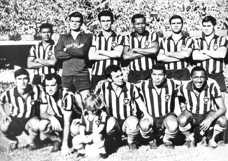 O ent&atilde;o jovem Carlos Roberto &eacute; o &uacute;ltimo de p&eacute; &agrave; direita, na foto do time do Botafogo de 1968