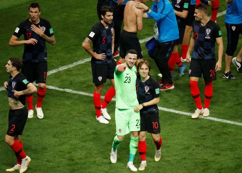 Os jogadores croatas celebram a vitória contra a Inglaterra na semi-final