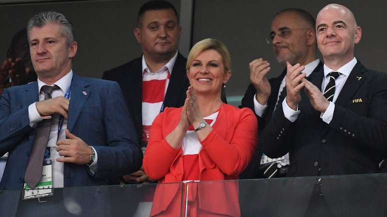 A presidente da Croácia, Kolinda Grabar-Kitarovic, assistiu a vários jogos da seleção na Rússia; em um deles, ficou ao lado de Davor Suker (à esq.), estrela do time na Copa de 98