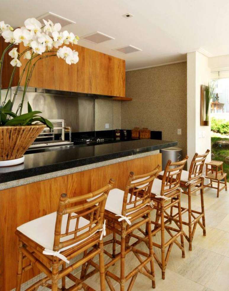 25. Banquetas para cozinha de bambu deixa o ambiente aconchegante pois remete &agrave; natureza