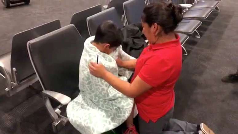 Mãe e filho são reunidos no aeroporto Baltimore-Washington  após separação de imigrantes 22/06/2018 LIBRE BY NEXUS/via REUTERS