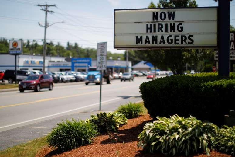 Placa indica que restaurante está contratando funcionários em Massachusetts, nos Estados Unidos 12/06/2018 REUTERS/Brian Snyder - RC1B6ADDE140