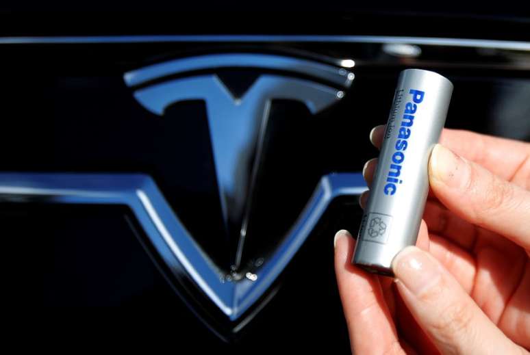 Bateria automotiva da Panasonic diante de logo da montadora elétrica, Tesla, em Tóquio, Japão
19/11/2013 REUTERS/Yuya Shino/File Photo