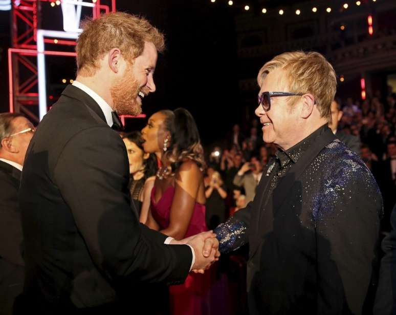 Príncipe Harry cumprimenta Elton John em Londres