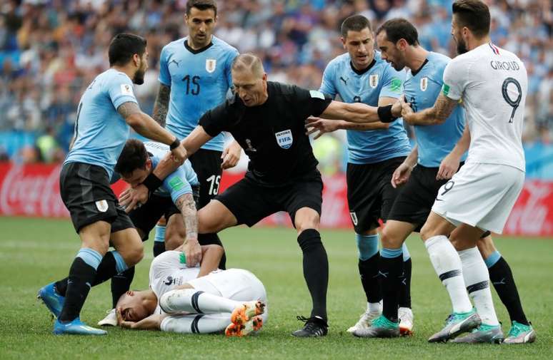 Juiz Néstor Pitana separa jogadores durante confronto entre Uruguai e França, nas quarta de final
06/07/2018
REUTERS/Damir Sagolj