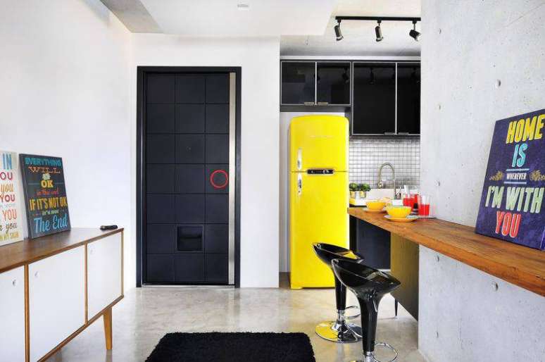 32. As banquetas para cozinha pretas s&atilde;o sempre elegantes