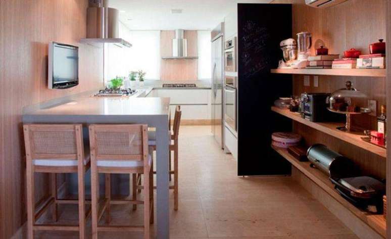 33. As banquetas podem ser utilizadas em mesas altas, n&atilde;o s&oacute; em balc&otilde;es